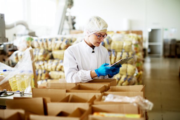 ピストル型グリップを採用したCipherLab社のRK25は、食品製造業界の倉庫管理において優れたパフォーマンスを発揮します。